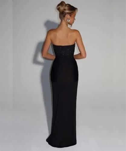 Trägerloses Abendkleid in der Nahaufnahme mit Details zum Oberteil