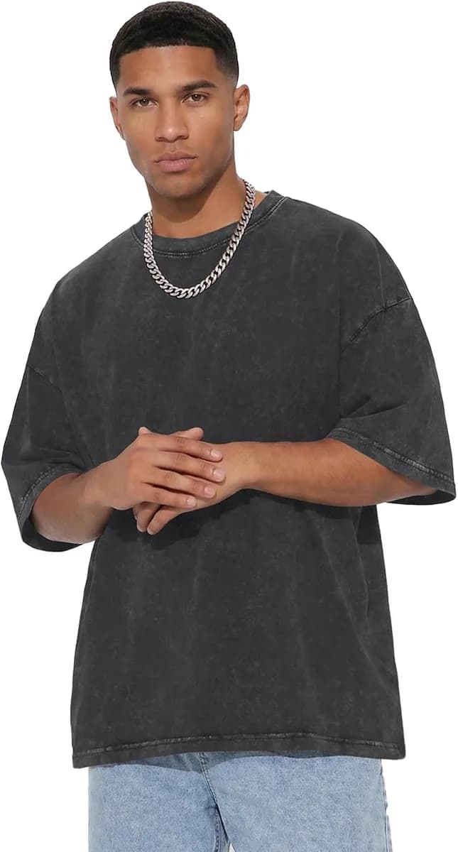 modelo com t-shirt oversize para homem e colar de corrente